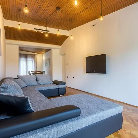Large 150 M2 Apt With Pool And 500 M2 Garden